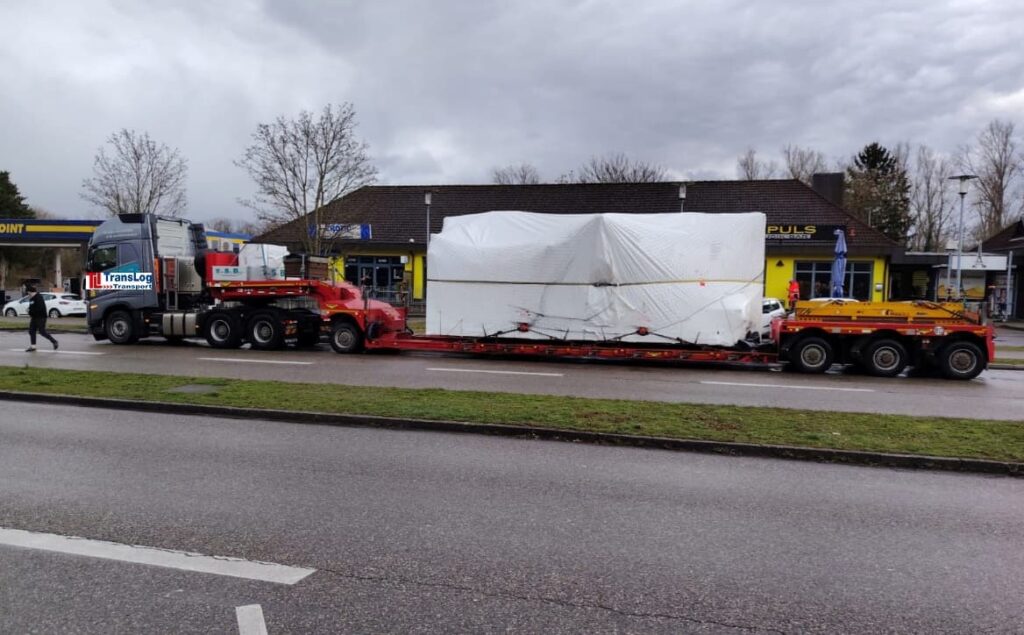 Überbreite-Transport einer Maschine